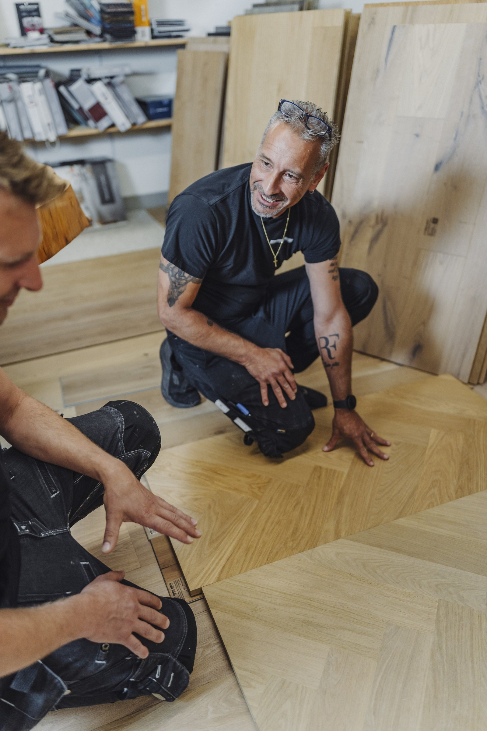 Roger Fenner prüft ein Fischgrat-Parkett im Showroom