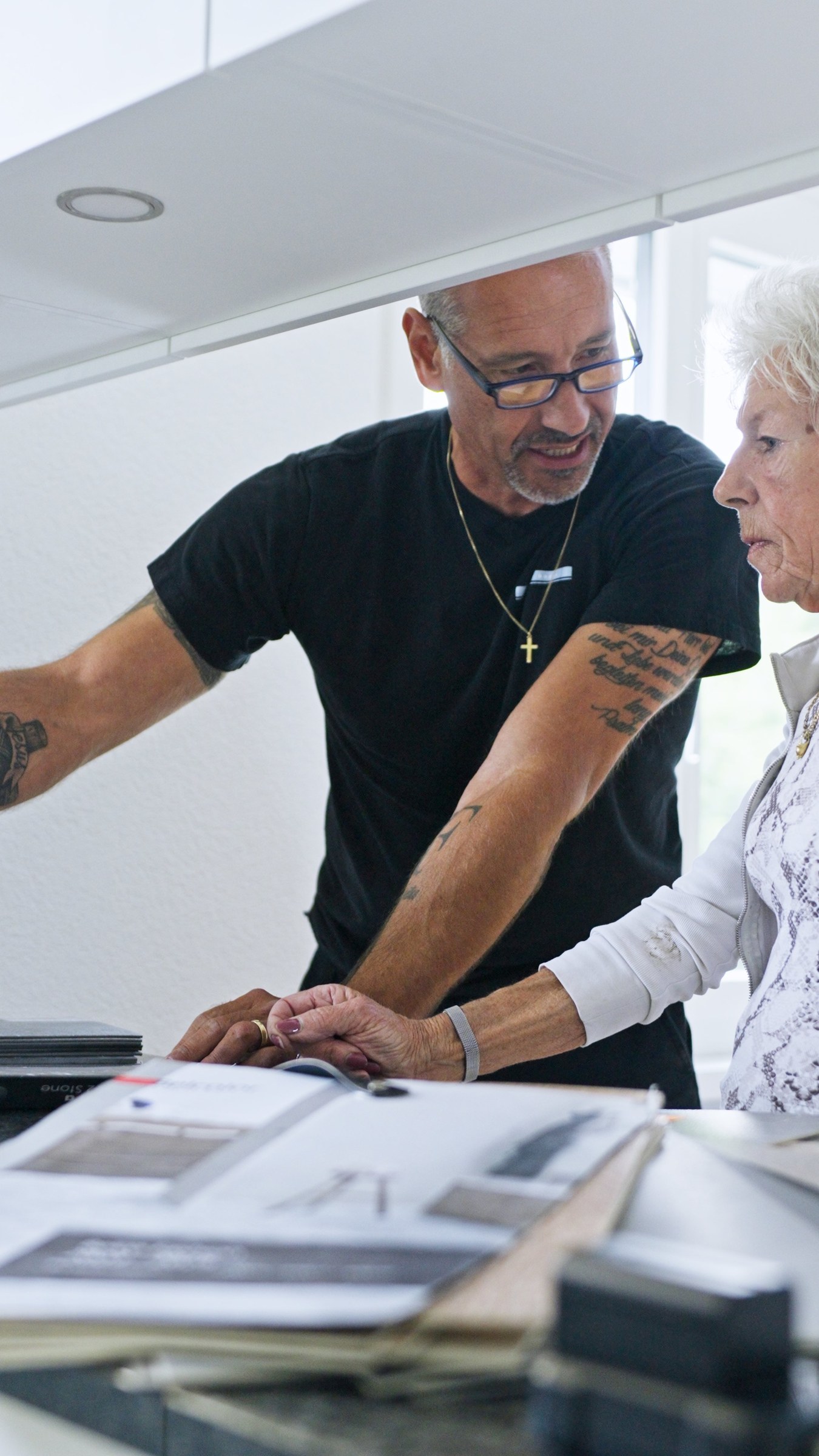 Roger Fenner berät eine Kundin anhand von Bodenmustern