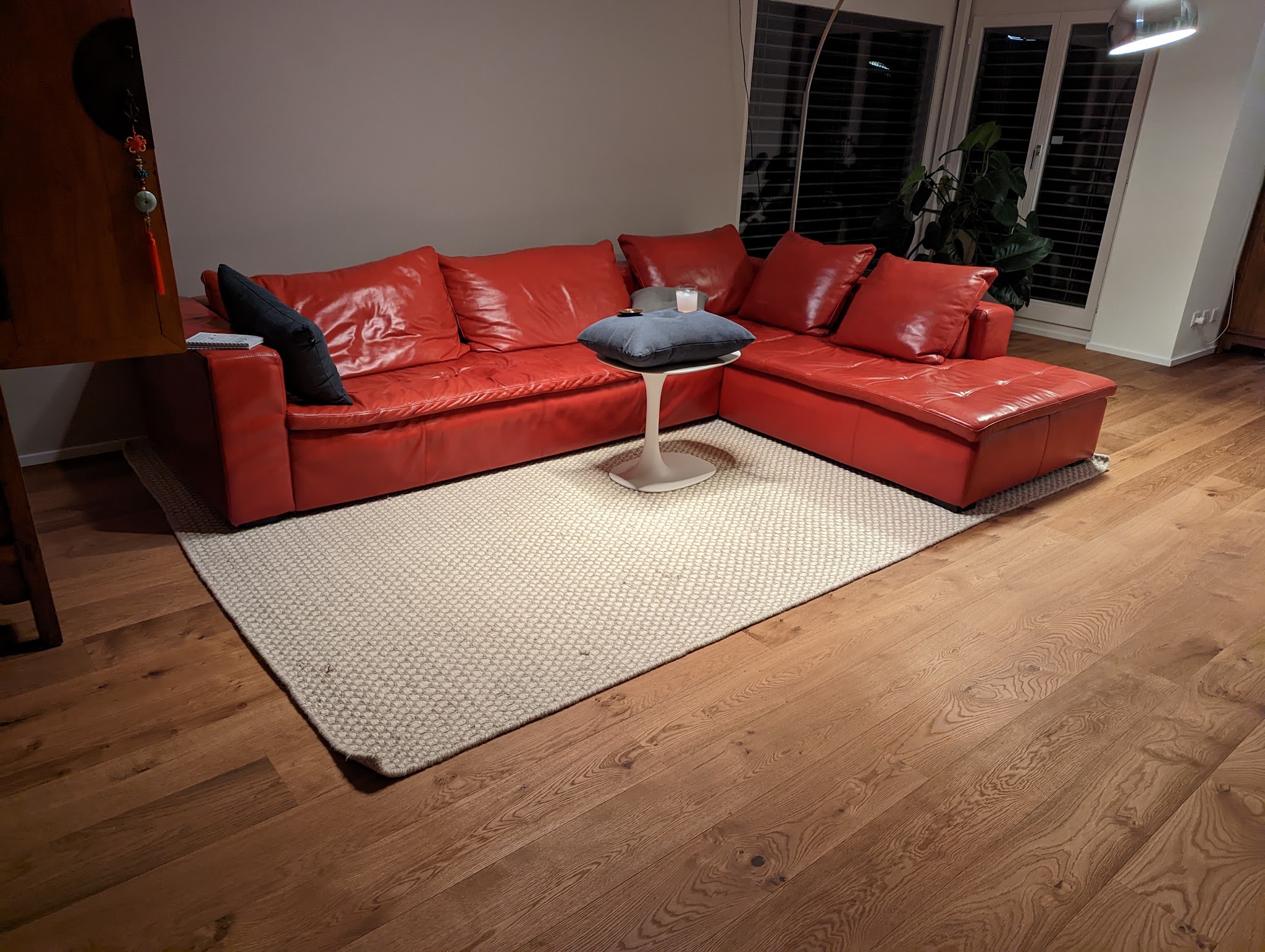 Rotes Ledersofa auf Eichenparkett