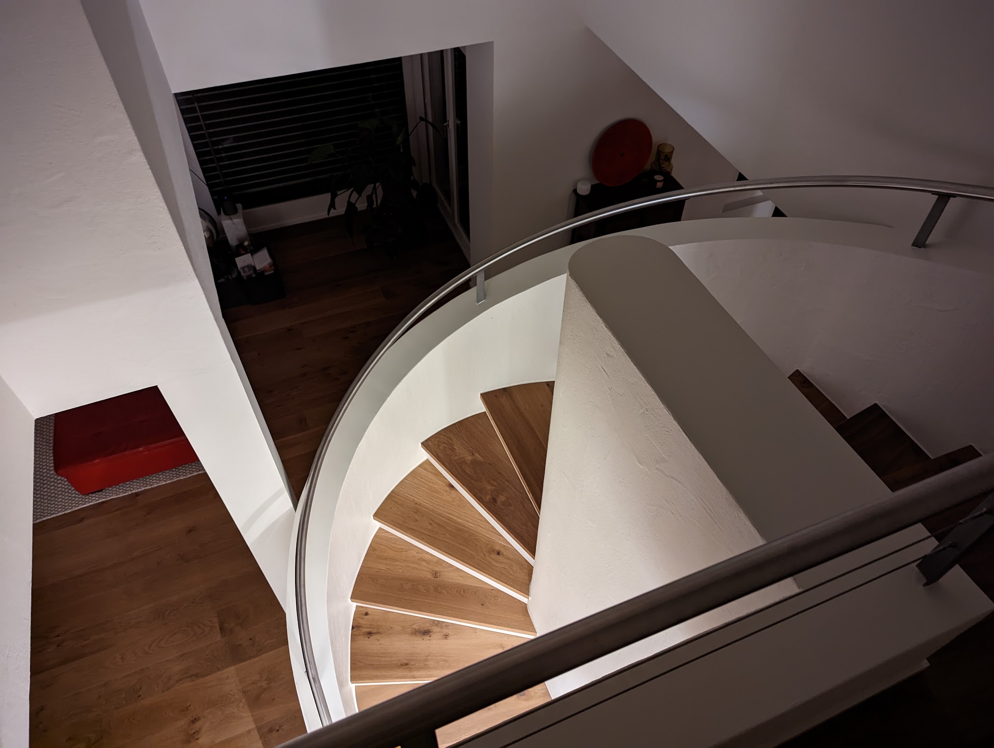 Eichentreppe mit Glasgeländer in einer Spirale