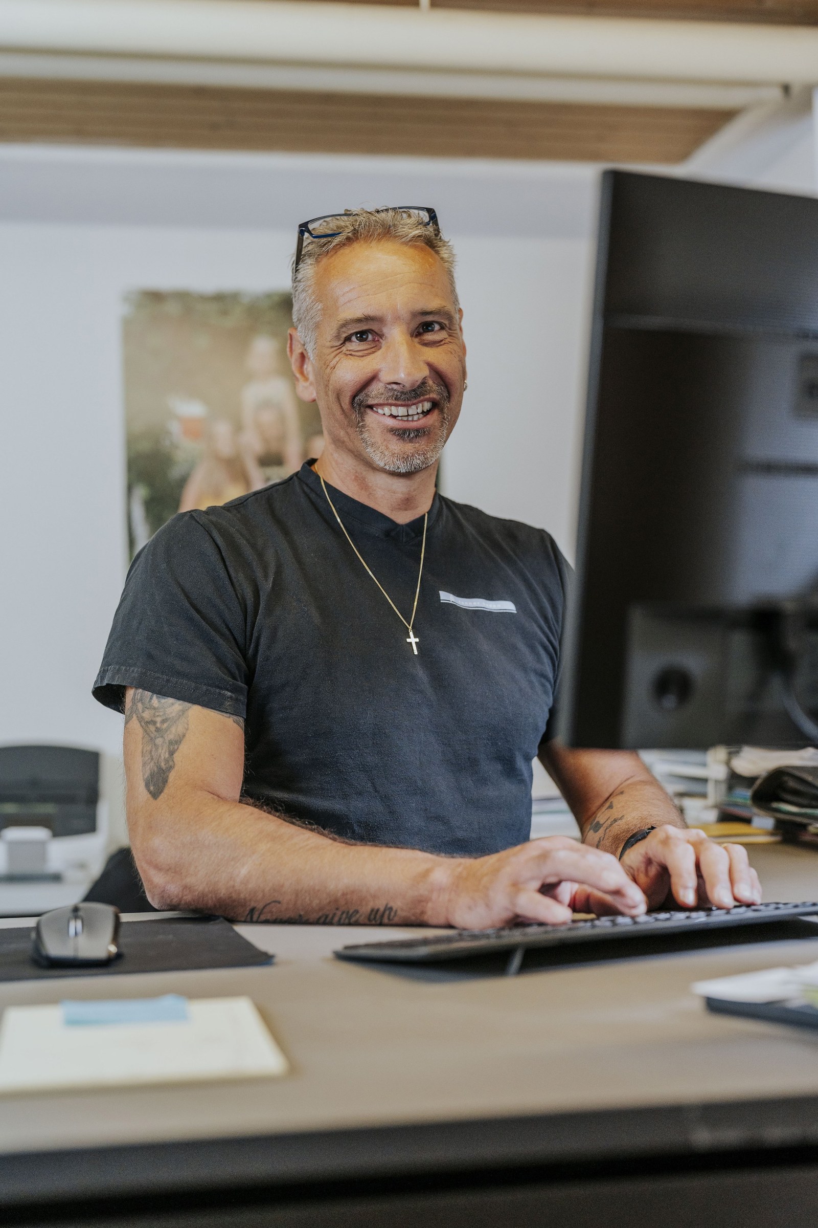 Roger Fenner am Schreibtisch im Büro