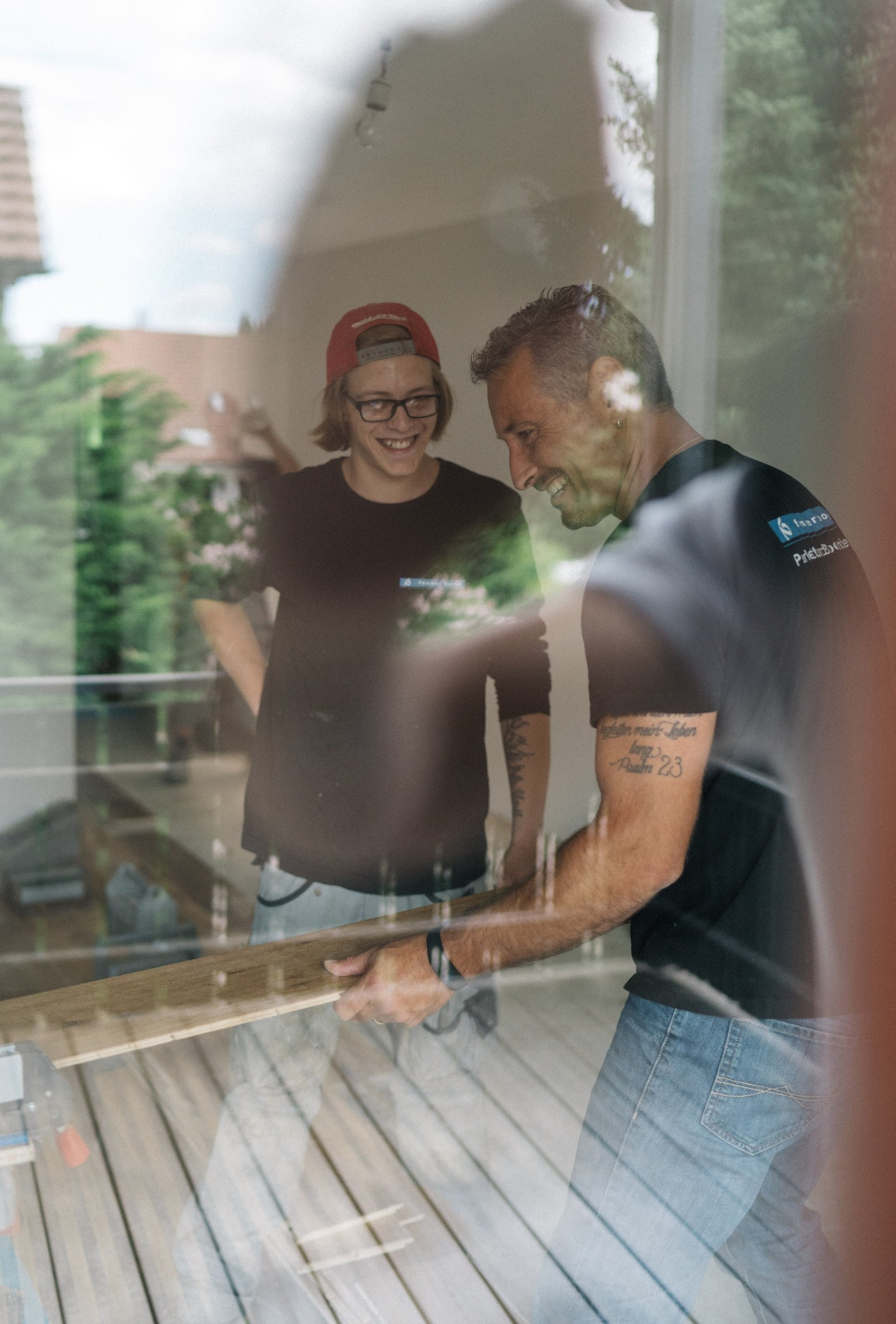Zwei Handwerker arbeiten an einem Terrassenboden